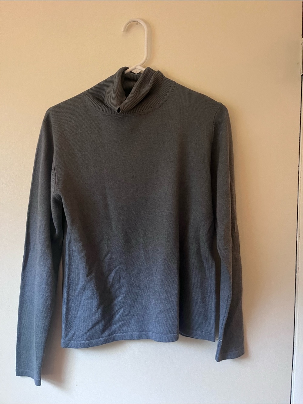 County Clothing Women’s Classic Gray Silk Turtleneck Sweater - Size Medium